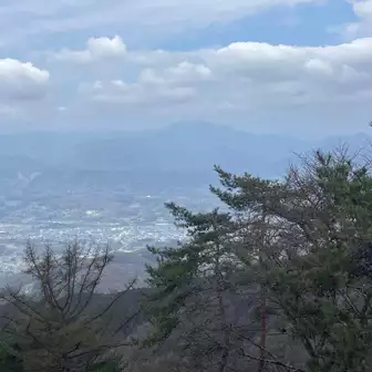 両神山はやや霞んで見えています。これから天気良くなる予報。明日は八ヶ岳連峰や日光方面が綺麗に見えるかもしれません。