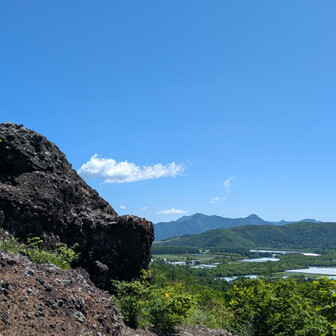 しし岩
あれ？トサカの親分じゃないの！
てか、飯盛山から十文字峠に行けるらしい。ちょっと興味がわいてきてしまいました。
同じお山に登っていても、前回来た時より周りのお山が分かるようになっているのが嬉しいですね。え！ここから見えていたの？と新鮮な気持ちになります。