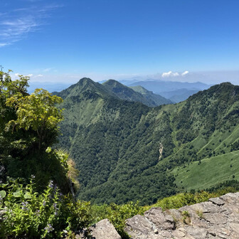そろそろ下山します。
ニノ森や西ノ冠岳の山並みとお別れ。