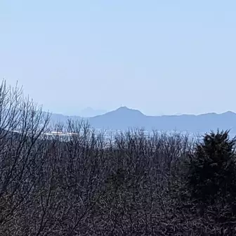 常山の向こうに見えるは、香川の琴平山(こんぴらさん)か❓