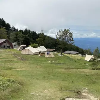 陣馬形山頂上近くのキャンプ場