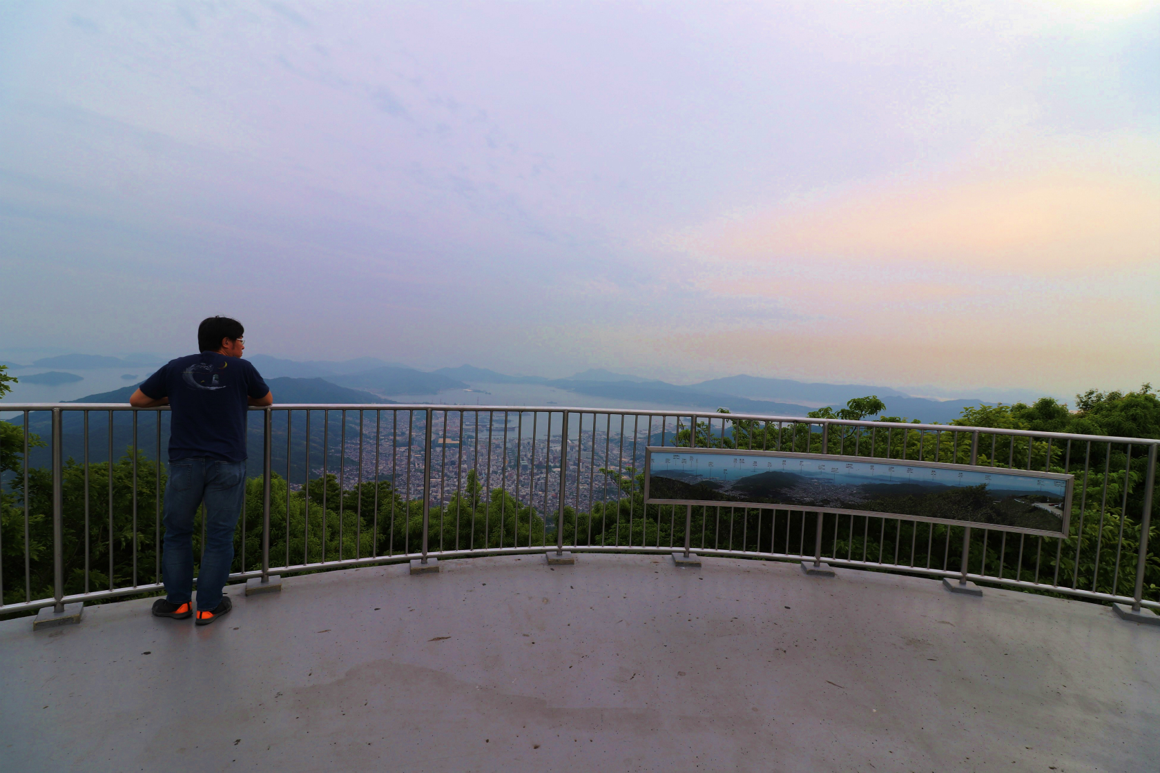 展望台で黄昏れるMACOPRIO😜　今日☀️だったら夕陽🌇綺麗だろーね🤔
一応、灰ケ峰山頂(標高737㍍)へ🚙行きましたよぉ🤗