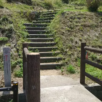 愛宕山方面への登山口に向かいます。通常とは違うルートですね。
