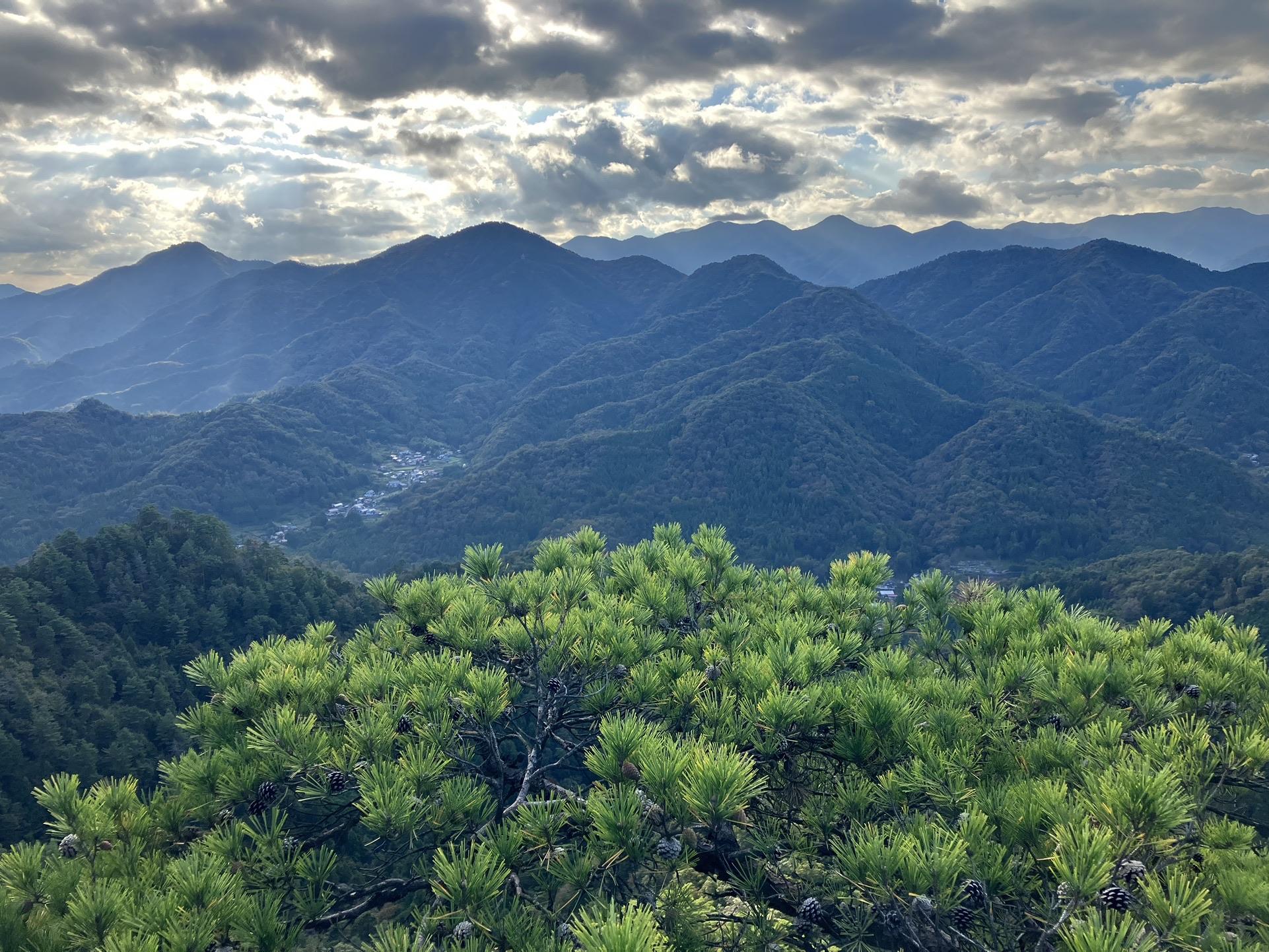 手間は倉岳山〜高畑山 右奥に道志山塊の稜線