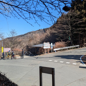 堂平山・笠山（乳房山）・大霧山 何度も車道に出ます
あ！🚵部隊だ
峠ハンターかな