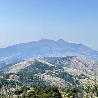 ラスボスとおっ🙄

双耳峰の筑波山のこの形、登山始めたらすごく好きになりました❤️個人的には栃木県方面からの姿が好きです！