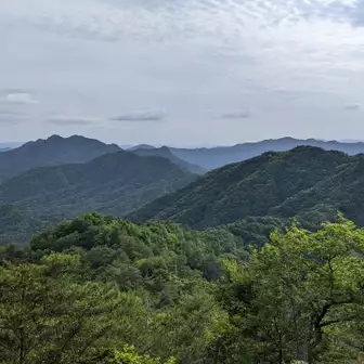 山頂から少し下った所で、本日歩いた山並みが見えました。左奥に三倉岳〜子負石〜右に下勝成山。