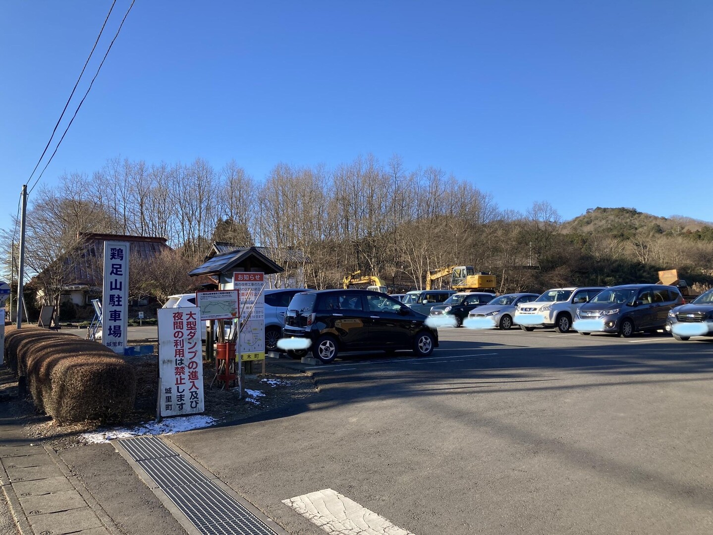 赤沢富士・鶏足山・焼森山 / 焼森山・鶏足山の写真1枚目 / 8時過ぎに鶏足山駐車場に到着。数台分だけ YAMAP / ヤマップ