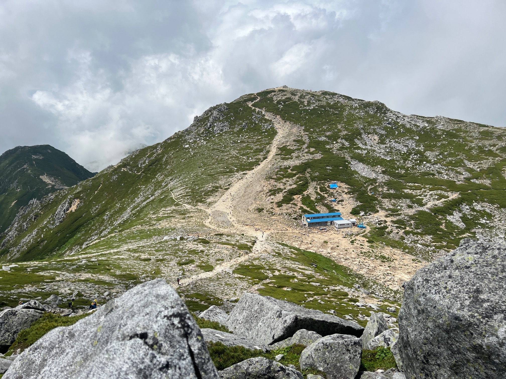 中岳山頂から降ります。山頂山荘へ