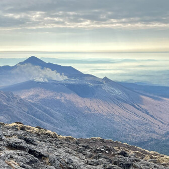 奥に高千穂峰（たかちほのみね）
手前に新燃岳（しんもえだけ）
噴火の跡が生々しい…