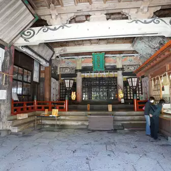 大神山神社。　
外面は補修?工事中でした。