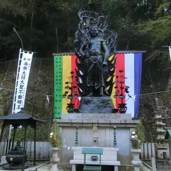 七宝竜寺のシンボルともいうべき大きな不動明王像です。
