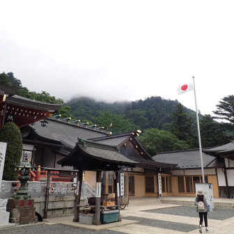 下社から見上げた山の方向は、曇っていました。