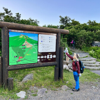 笙ヶ岳⛰️
昨年初めて登ったお山
時期は６月下旬
無計画にもかかわらず
衝動的に深夜自宅発→朝方鉾立登山口着
寝不足のまま歩きはじめたっけ
身体が重かったな〜あんときは🐇🐢💦

ってことで
今年は前泊して心と身体を整えて
準備万端、やってきました🐇🐢

今のところ天気も良さそうだ☀️
めっちゃ風が冷たいけど💦（予想外）