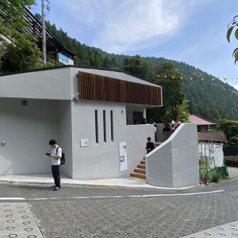 バスを降りてケーブルカー駅に向かう手前に新しい✨公衆トイレができていました。（そして推測するにキレイそう）