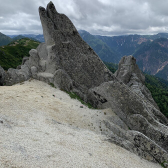 燕岳・餓鬼岳・唐沢岳 なるほどのイルカ岩