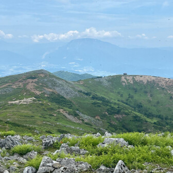 向こうが山頂👆
右に避難小屋も見えてます👀
奥にはうっすら伊吹山⛰️
ここで昼食🍙摂ってからいくことに🙆‍♀️
