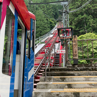 御岳山へのケ＾ブルカーは急勾配