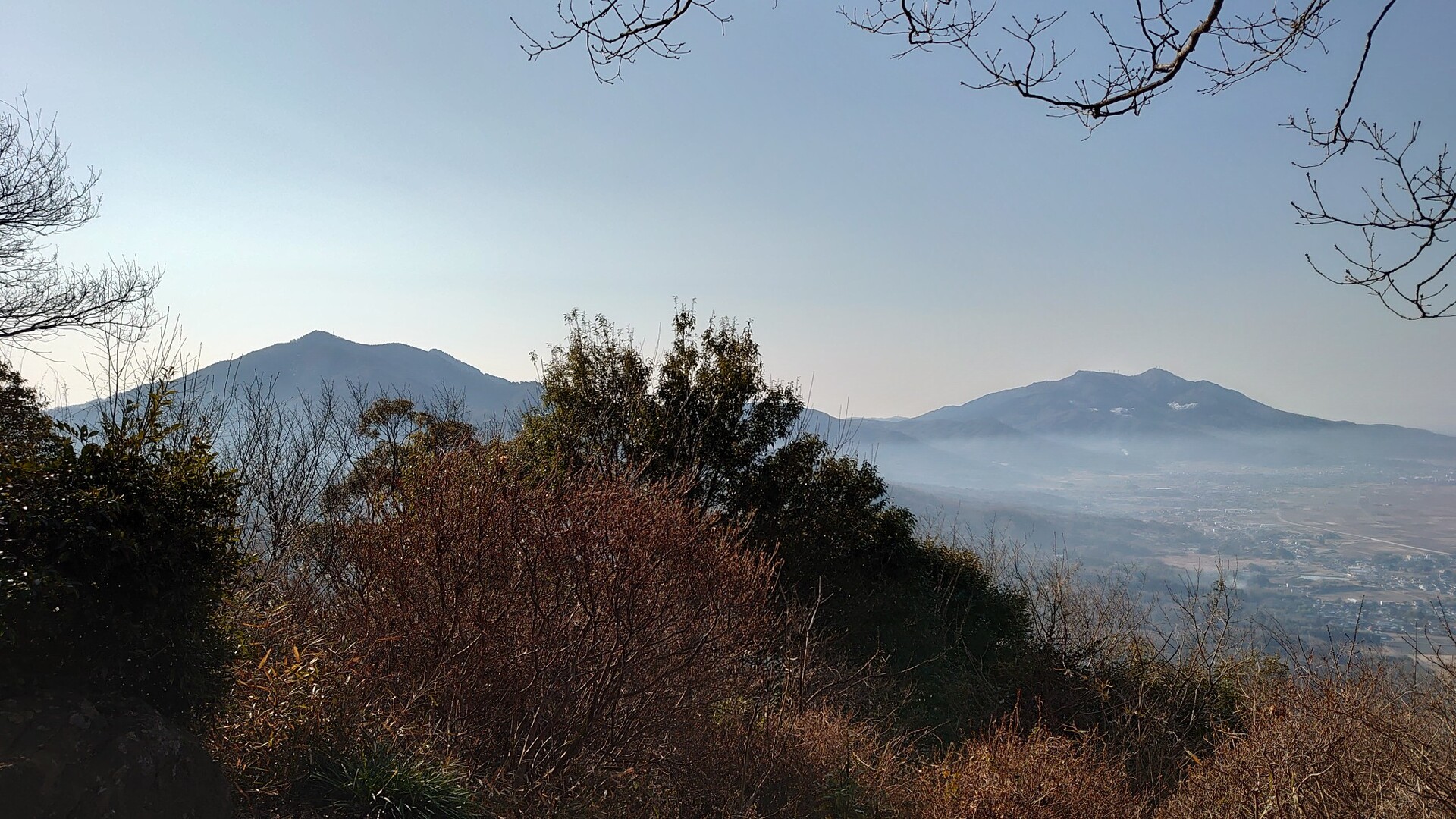 積雪の裏筑波縦走 加波山 吾国山 難台山の写真23枚目 雨引山から 加波山と筑波山 Yamap ヤマップ