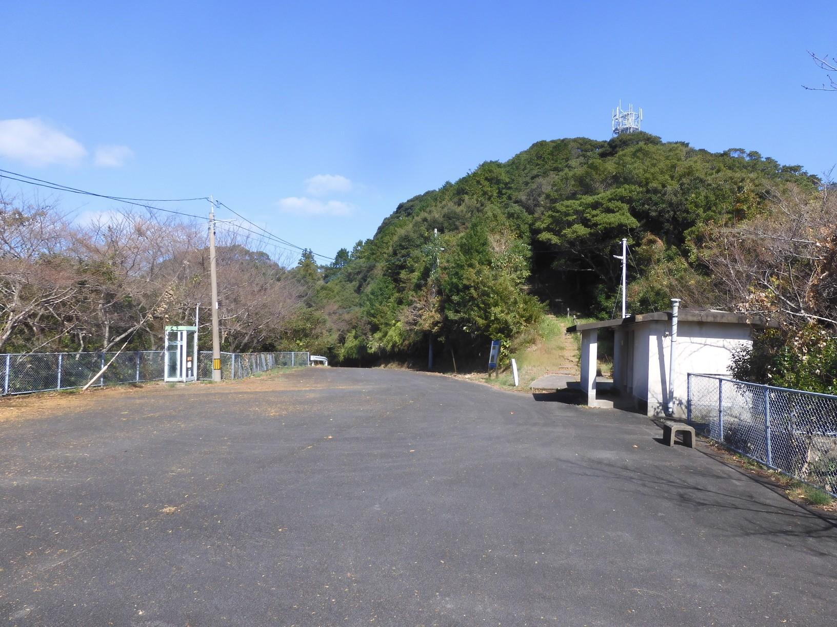 城岳展望台の駐車場を出発。
先に汐池峠の水晶岳登山口まで、
約3.2kmほど車道を歩きます。　
この日は約3/4がロードです。
