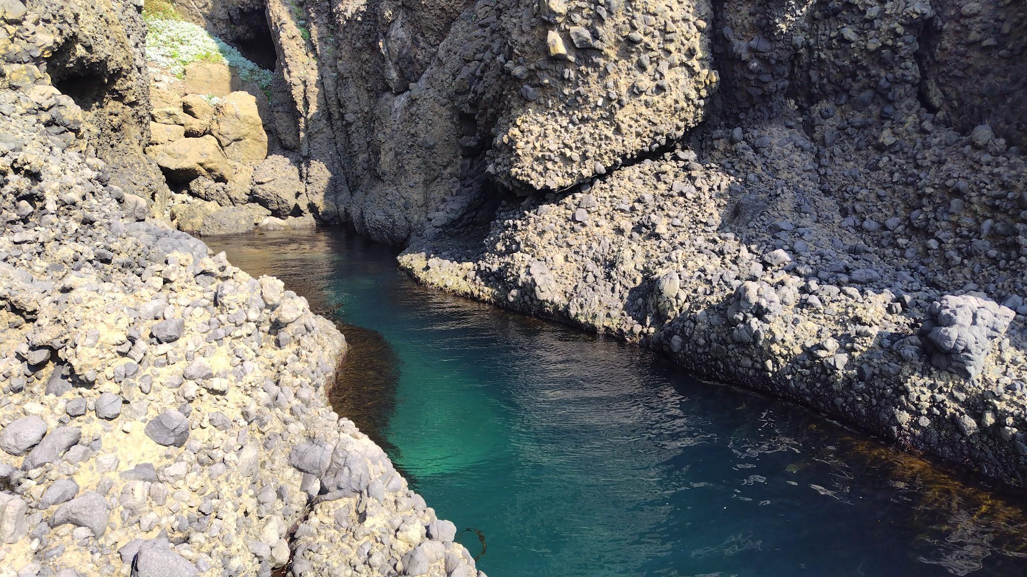 V字の入り江。トッカリ瀬の通過時の潮位は35cm。片手ホールドで進めます。