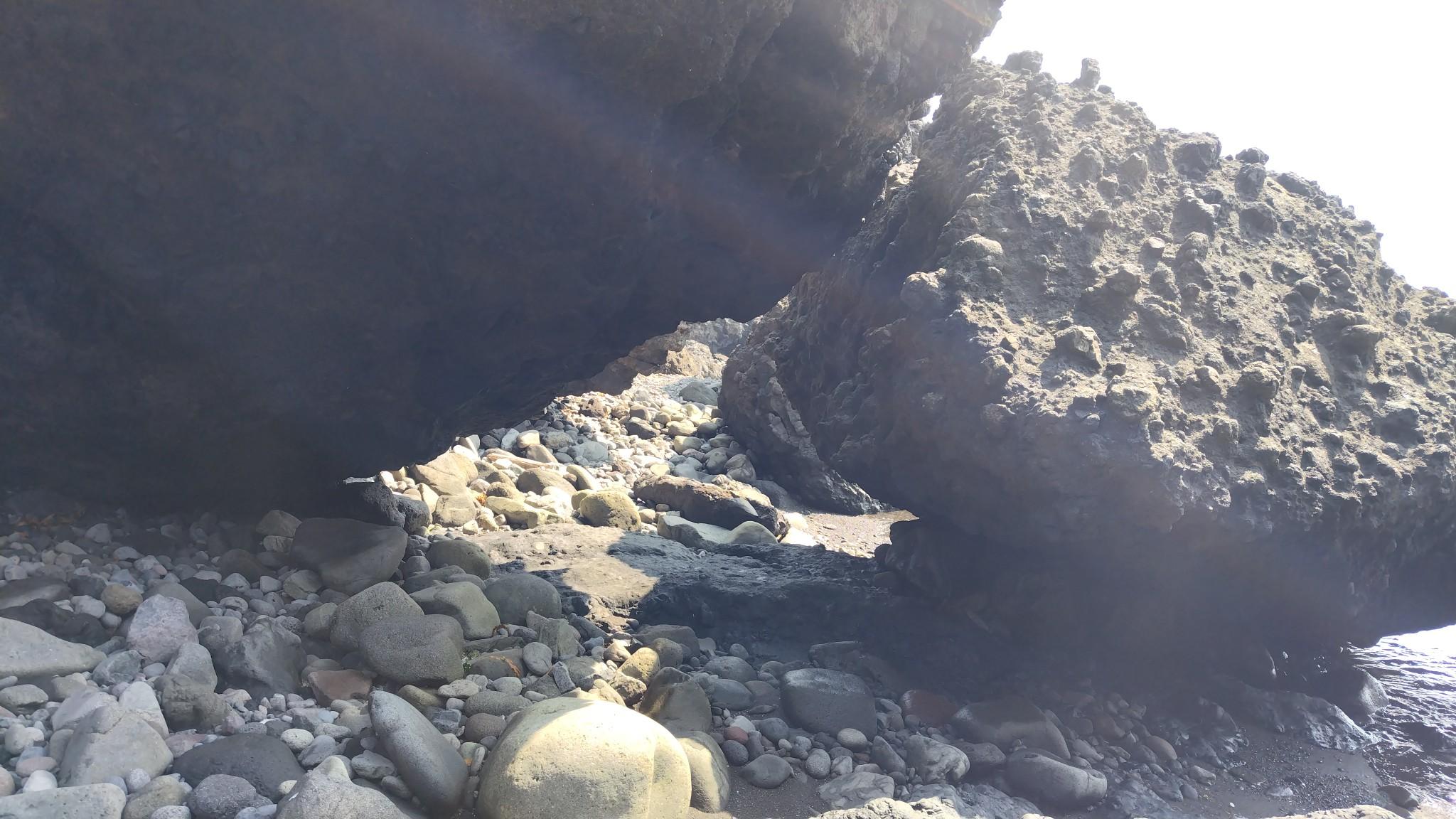 化石浜を通過すると、巨岩地帯へ突入します。
巨岩地帯は、前半の巨岩地帯と後半の超競願地帯に分けられると思います。