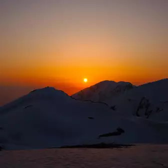 大日岳の向こうに夕陽が沈んでいきます。