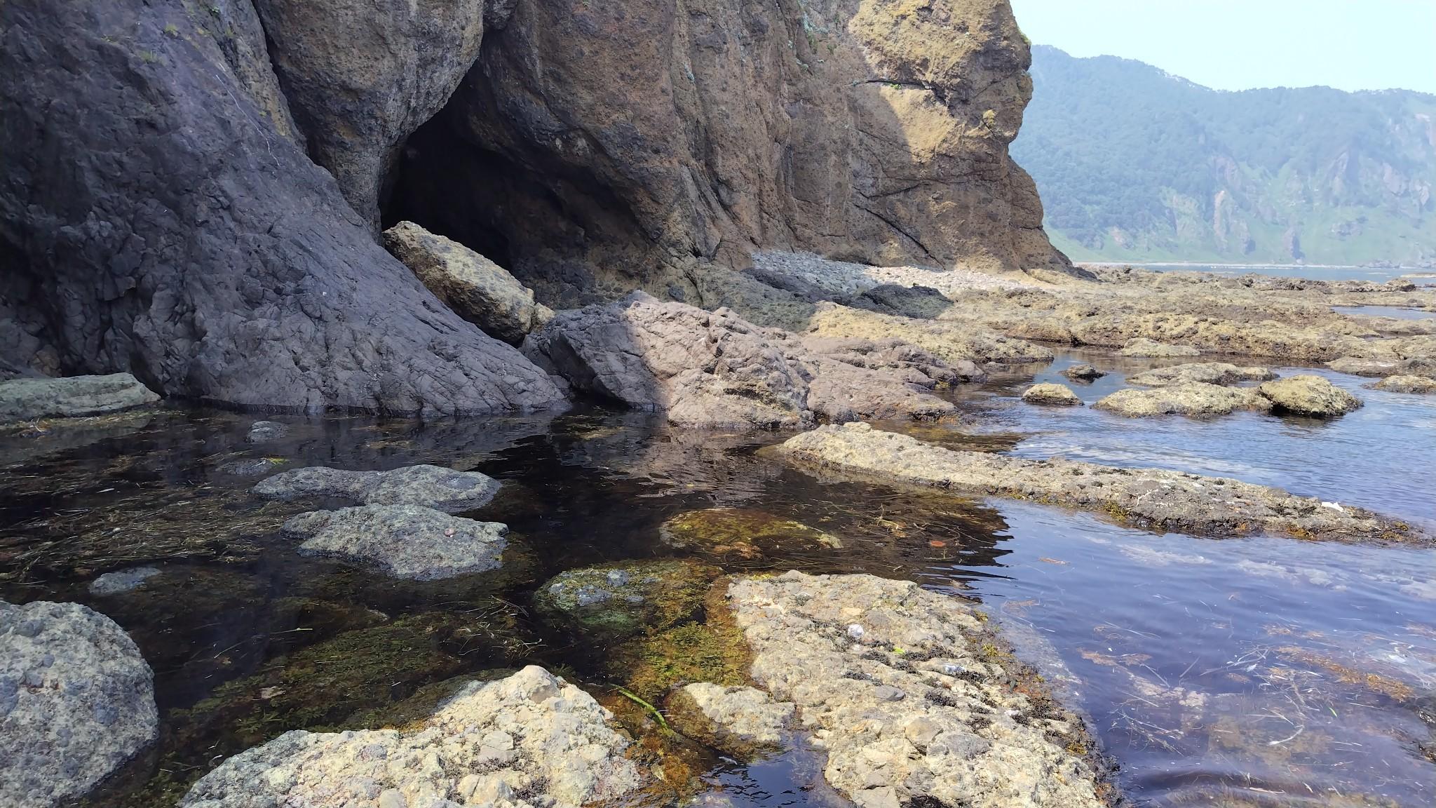 Ｙさんが私を私の遅いスピードにも我慢して引っ張ってくれた理由がここのトッカリ瀬。うまく写ってませんが、写真左側の飛び石の露出がギリギリです。
この時の潮位が52cm。波がないので、岩が露出してますが、波があったら隠れてしまってます。