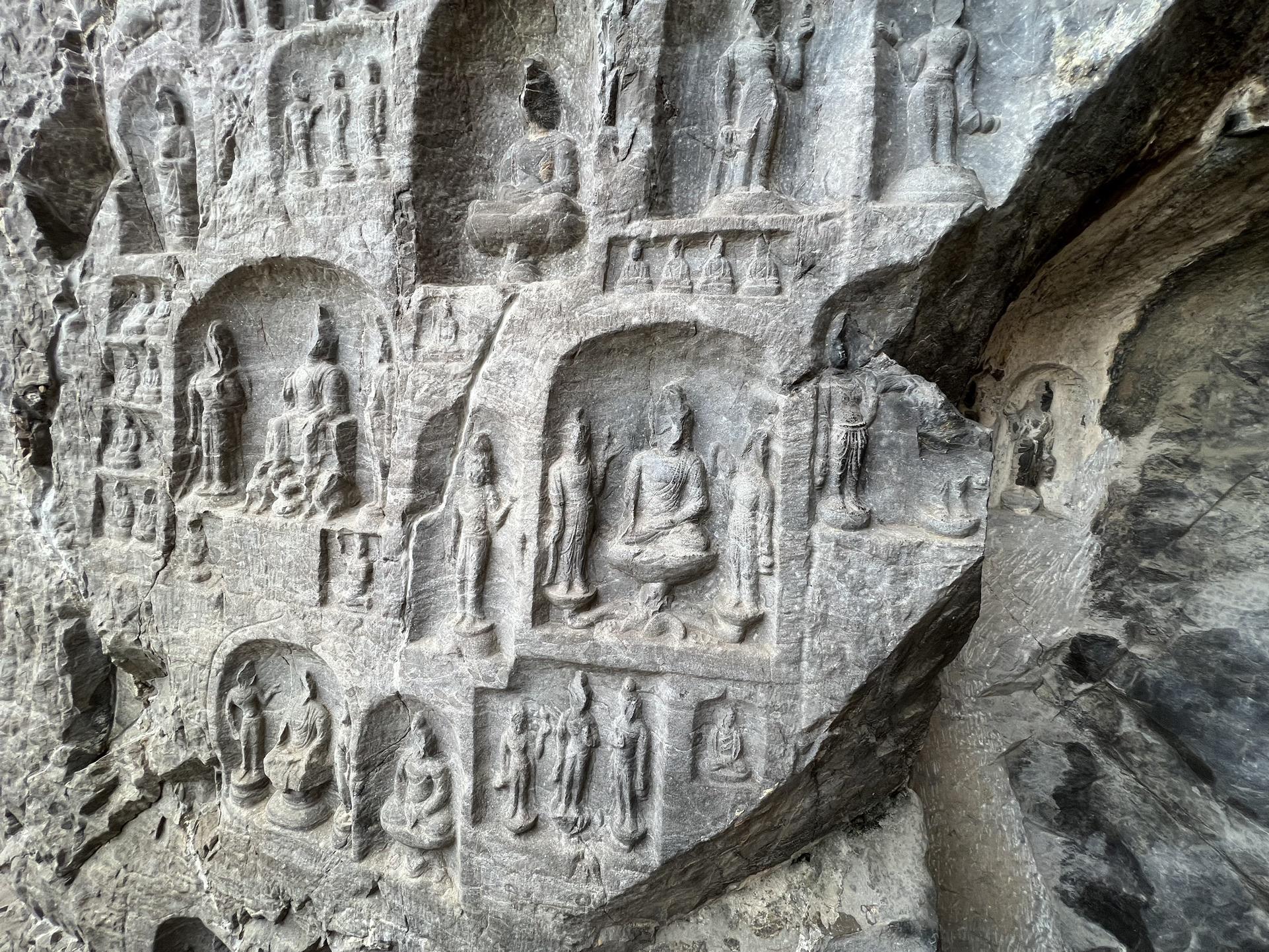 中国三大石窟のひとつで世界遺産の龍門石窟 / asakaさんの