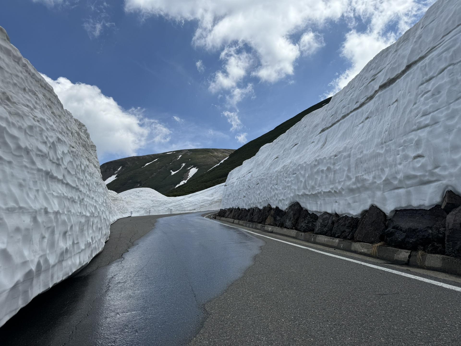 バスから見る雪壁も圧巻ですが、自分の足でその周りを歩く体験も最高でした