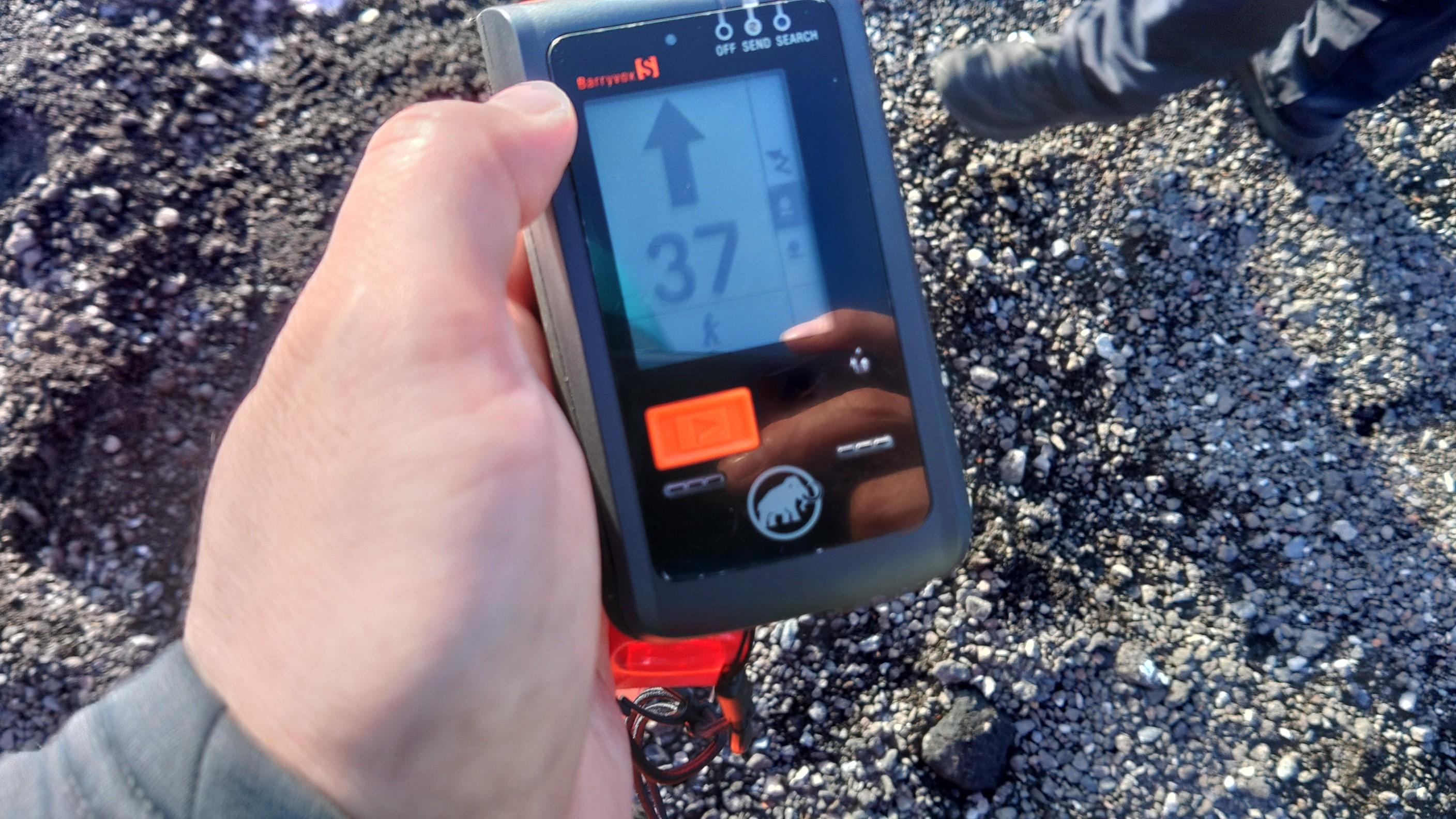 ビーコンとゾンデ 雪崩対策の必須装備！『雪山三種の神器』とは？ | YAMA HACK