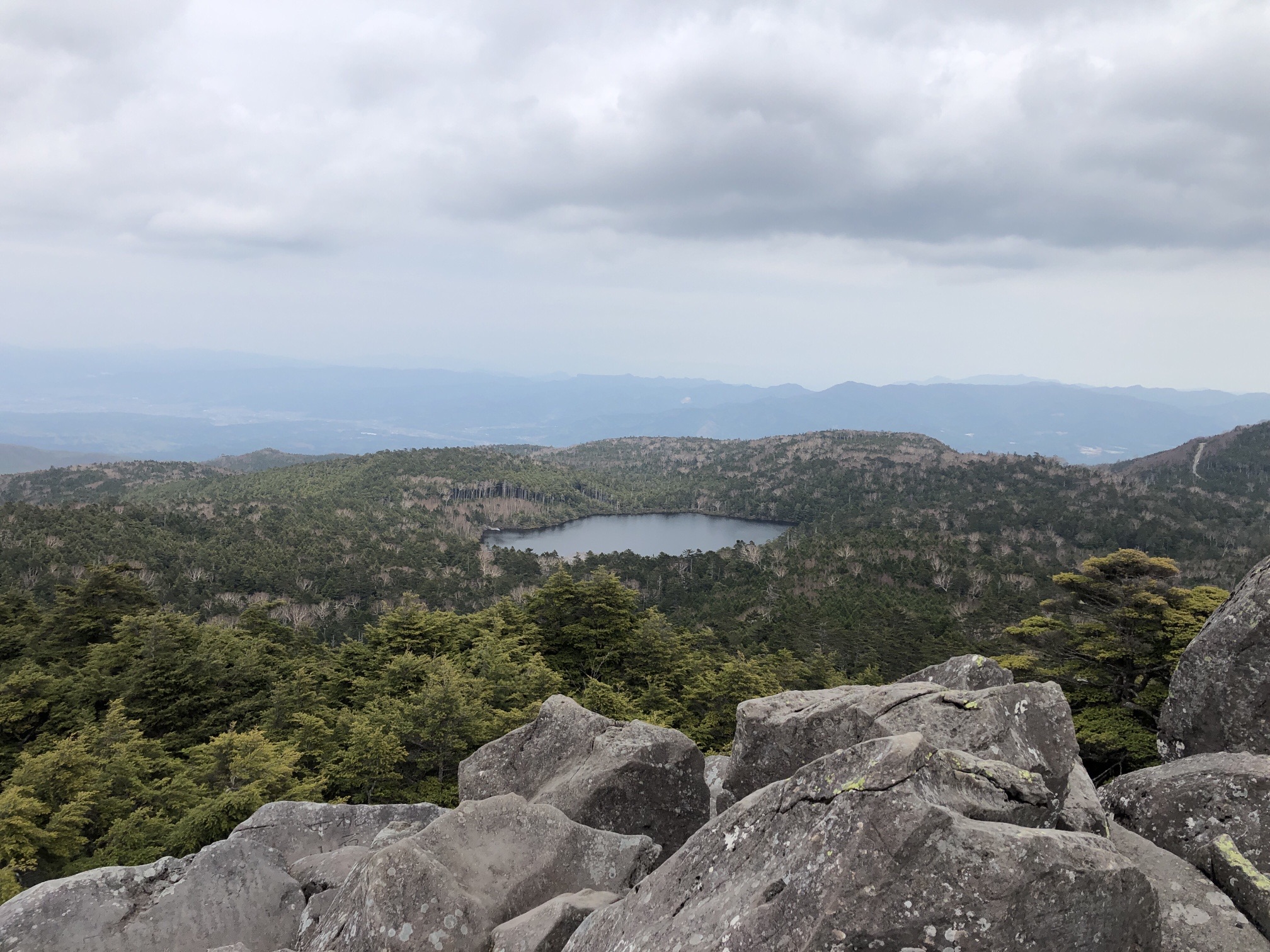 白駒池全景が見えるのが、高見石