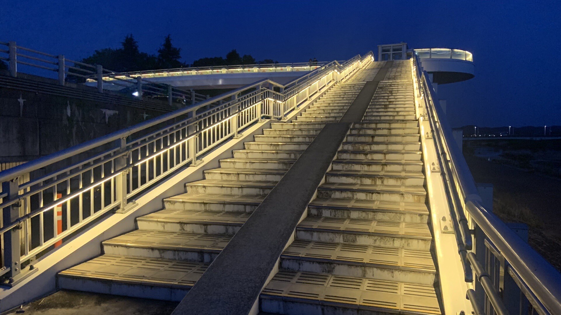 この歩道橋を渡りたくて、日没前後のウォー... / えこちさんのモーメント YAMAP / ヤマップ