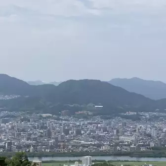 山頂から、大田川越しに武田山、火山