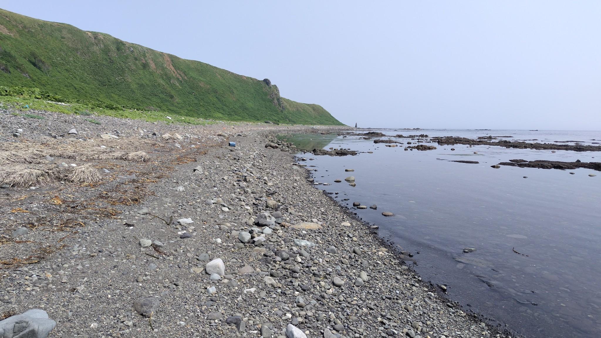 岬の海岸に立つローソク岩も見えてきた。
