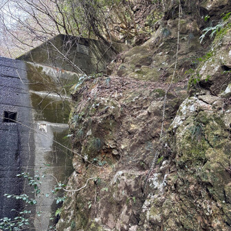 六甲山・長峰山・摩耶山 もうほとんど直角に近いロープ場
体力さらに剥られる