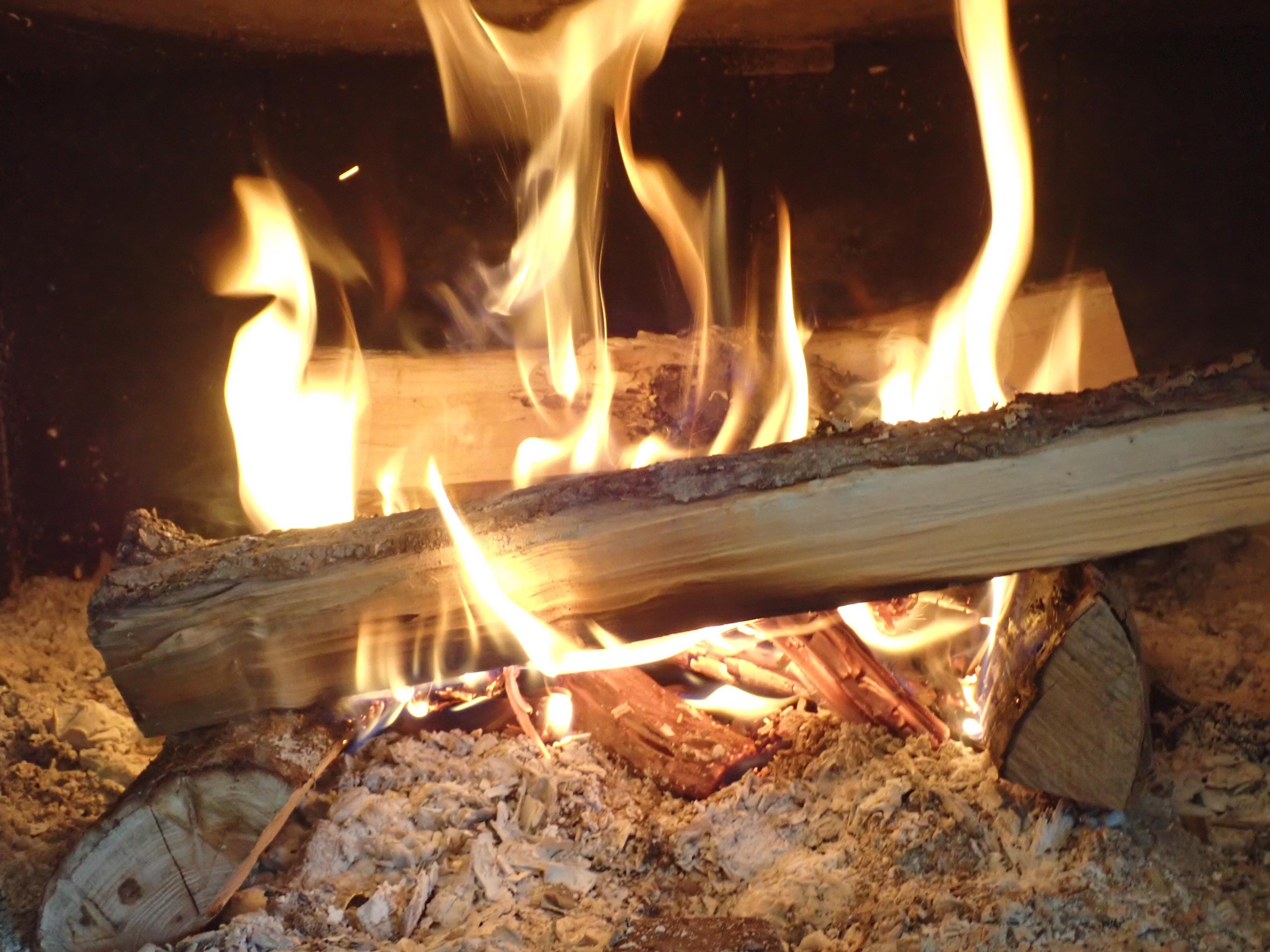 和佐又山ヒュッテでコーヒータイム　薪ストーブに点火していただいた