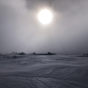 霧ヶ峰・車山・大笹峰 最初から最後までチェンスパ装着
今日歩いてた方々を見た感じだとチェンスパとアイゼンは半々くらい
たまにスノーシューの方も