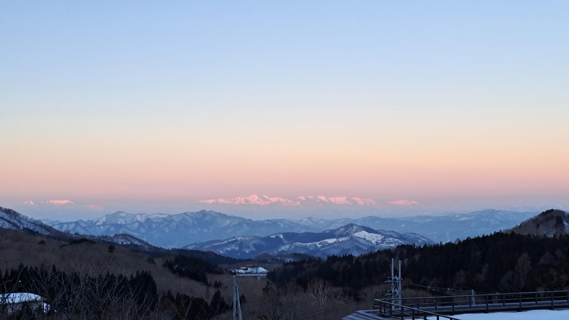 蔵王山・雁戸山・不忘山 朝焼けの中の朝日連峰