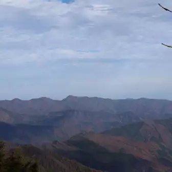 ビューポイント5
大菩薩峠から見る秩父奥多摩の山々。
まん中が曇取山。尾根尾根の山麓は太陽の光を浴びて紅葉が映えています。