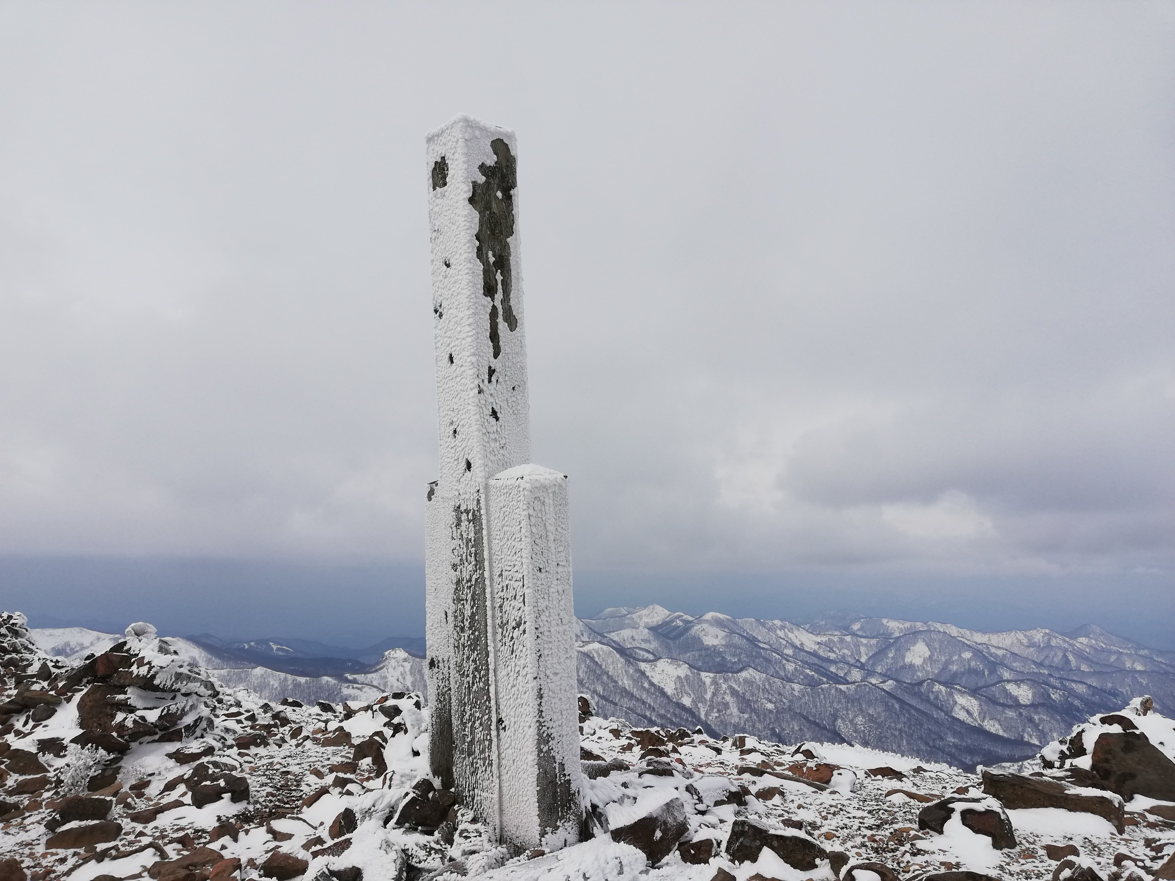 ピークの碑は雪化粧