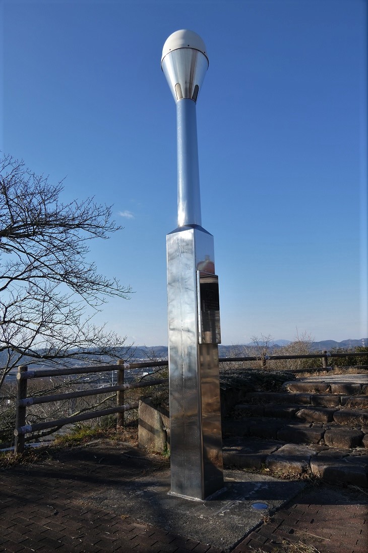 02一本松展望園頂上展望台電子基準点「邑久」…道の駅「一本松展望園」の頂上展望台東屋前にある標高112.3ｍ電子基準点です。塔のような受信機でGPS衛星が発信する電波を受信して毎日位置を観測し、測量や地震予知などに利用しています。