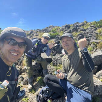 山頂向かう途中で手招きが…
hazzyさんとbigutanさんでした😆
嬉しいバタリ