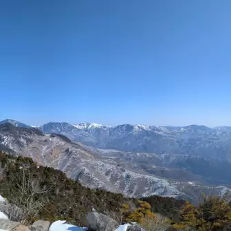 南東方面。白い雪をかぶっているのが大菩薩嶺と、そこから滝子山まで続く小金沢連嶺の稜線でしょうか。