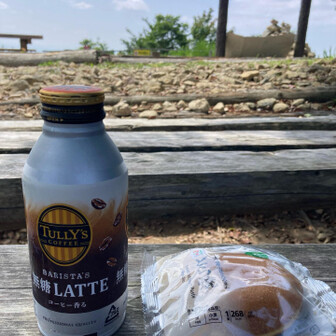 前回忘れた、山おやつを今回は忘れずに持参。保冷剤で冷やしてきた缶コーヒーとどら焼き。頑張って登ってきた後の、このご褒美タイムが最高！下山の足取りも軽やかになります。