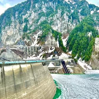 黒四ダム
　　昭和31年に建設が開始され、昭和38年に完成したダムです。