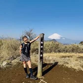 何回も来てるけど、明神で富士山🗻見れたの多分初めて✨
ハイカーさんでベンチも全部うまってる

暑くて半袖も腕まくり
