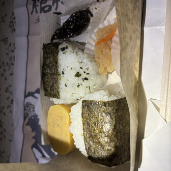 8/3朝3:30。殺生ヒュッテはおにぎり弁当🍱
おにぎりはわかめご飯のものとサケおにぎり🍙ひじきの佃煮と切り干し大根、だし巻き卵もおいしかったです☺️