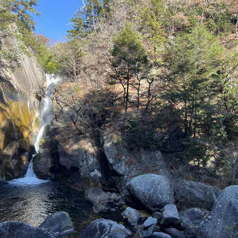 昇仙峡の歩道を行くとまず仙娥滝が現れました