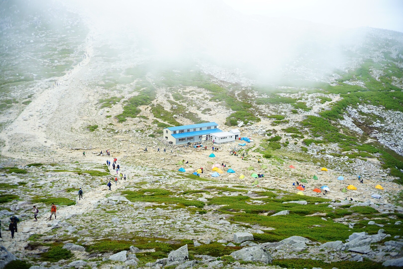 3連休 意地で行ってきた木曽駒ヶ岳 宝剣岳 頂上山荘泊 木曽駒ヶ岳 空木岳 越百山の写真32枚目 中岳を越えていくと見えてくるのが頂上山荘 Yamap ヤマップ